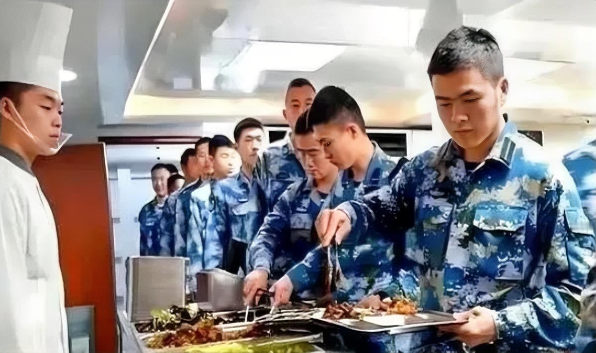 说航母是“吞金兽”，我以前只觉得是夸张。直到看到山东舰的数字：一天开七次饭，