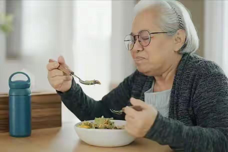 “吃饭八分饱”过时了？医生提醒：过了62岁，饮食重点不是“饿一点”，而是抓准这4