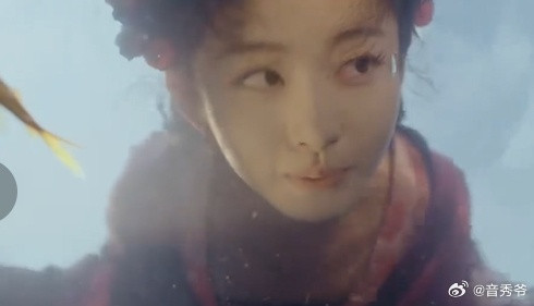 赵晴callback绛朱在金鱼缸洗脸扫楼图一出来直接梦回名场面，赵晴这状态也太