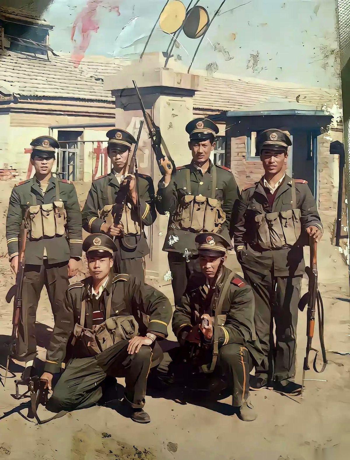 好多人盯着这张老照片，就指着那个枪刺朝下的姿势，说“不规范”。我每次看到，心里