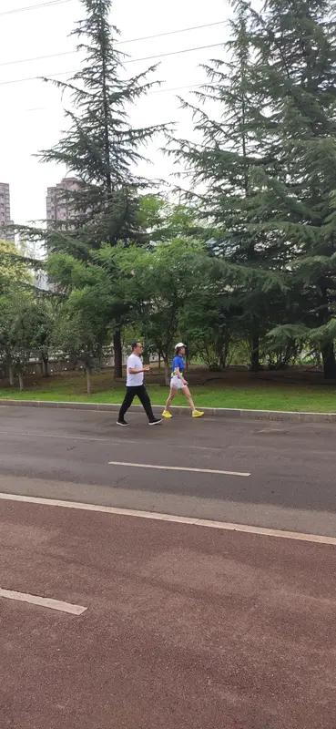 每次慢跑5公里，隔天跑这样的运动方式完全可行节奏舒缓强度适中，既能锻炼体能