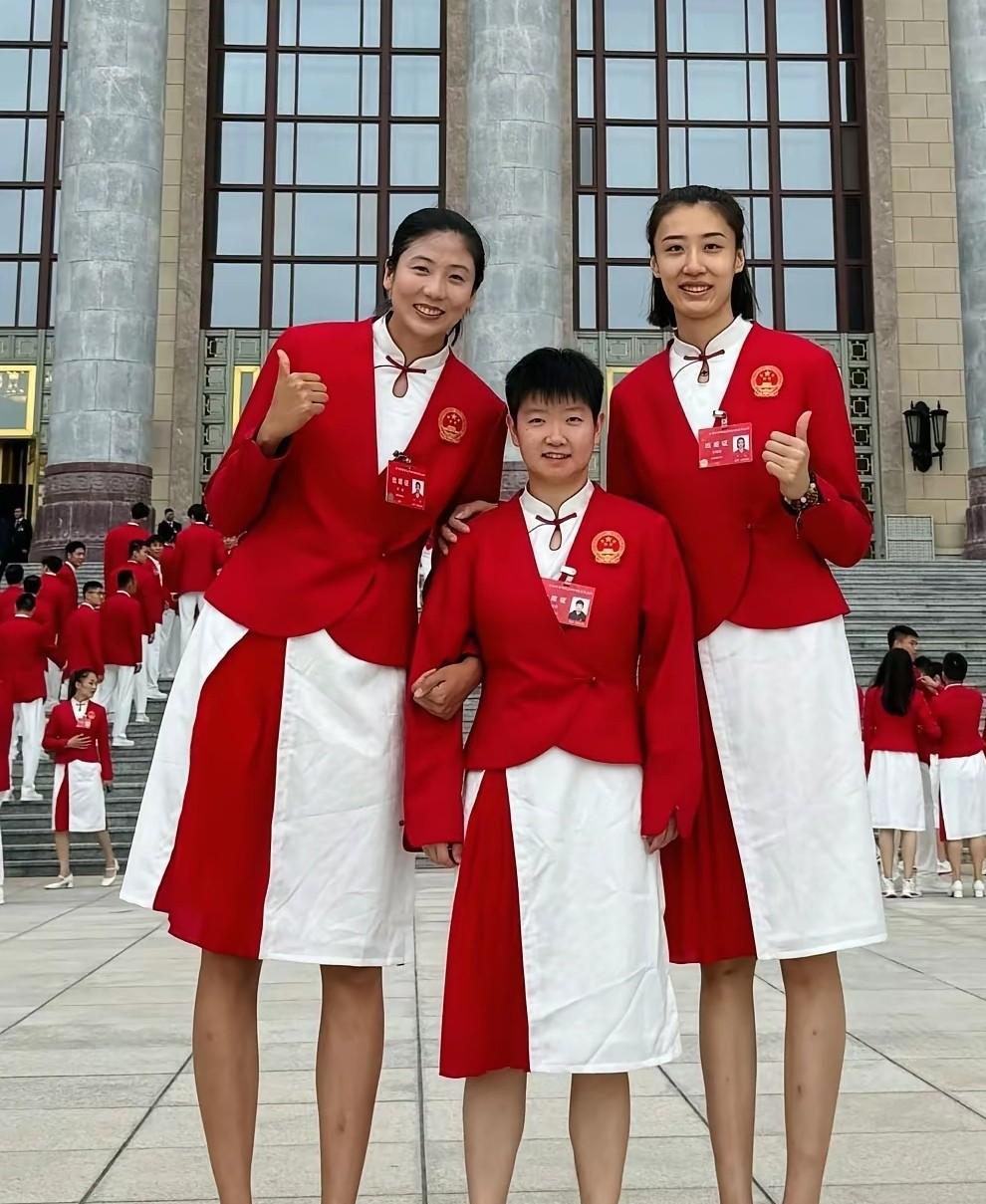 强大的莎莎在她俩面前显得如此渺小，这顶天立地的两位“女巨人”是谁啊？