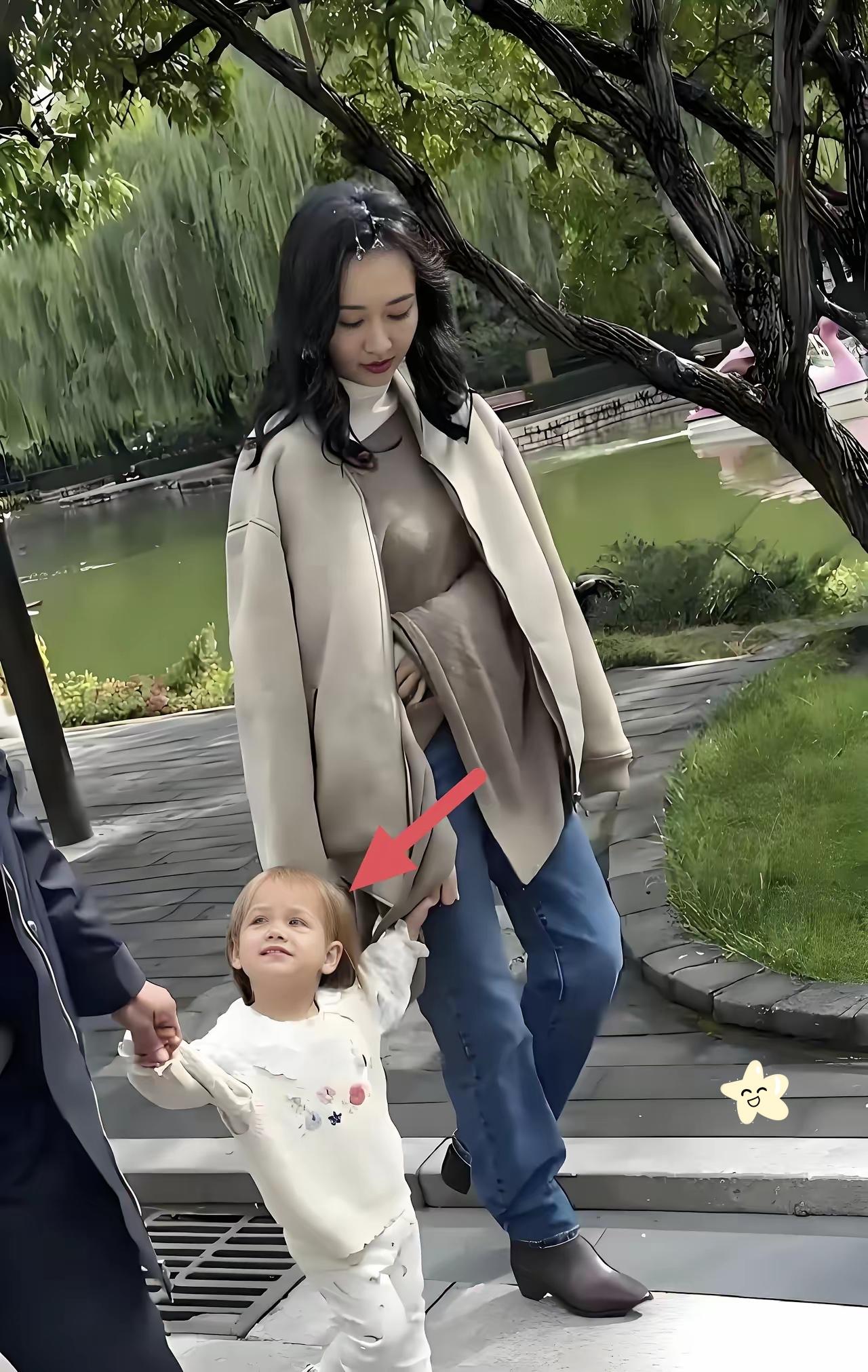 大家发现没，王鸥的女儿，长得不像王鸥，也不像何九华，而是上半张脸像王鸥，下