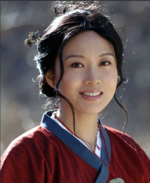 2004年，闫妮的丈夫邹伟突然提出离婚：“房子和车子都给你，100万存款都给你，