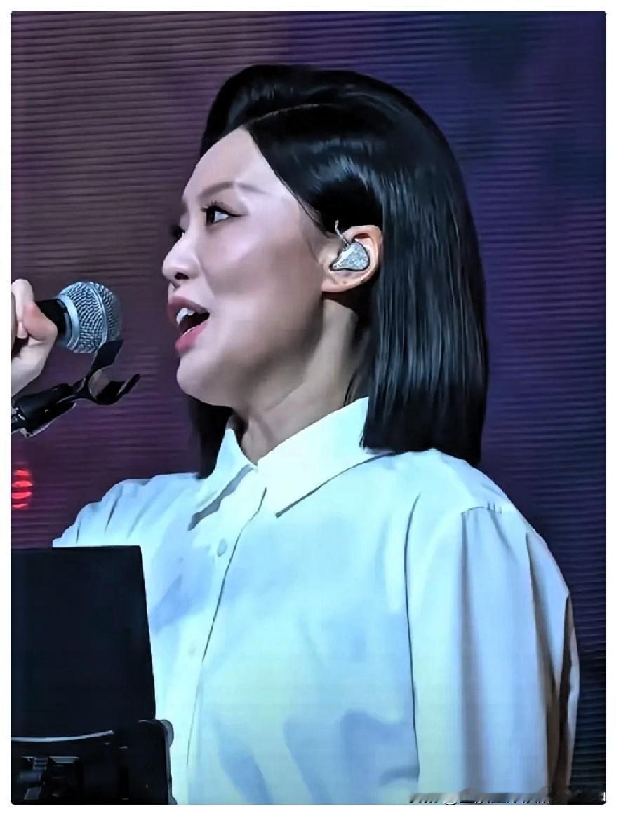 你们发现没徐子尧在深圳那两场从头到尾都侧着身子唱，散场之后网上就为这个吵翻了