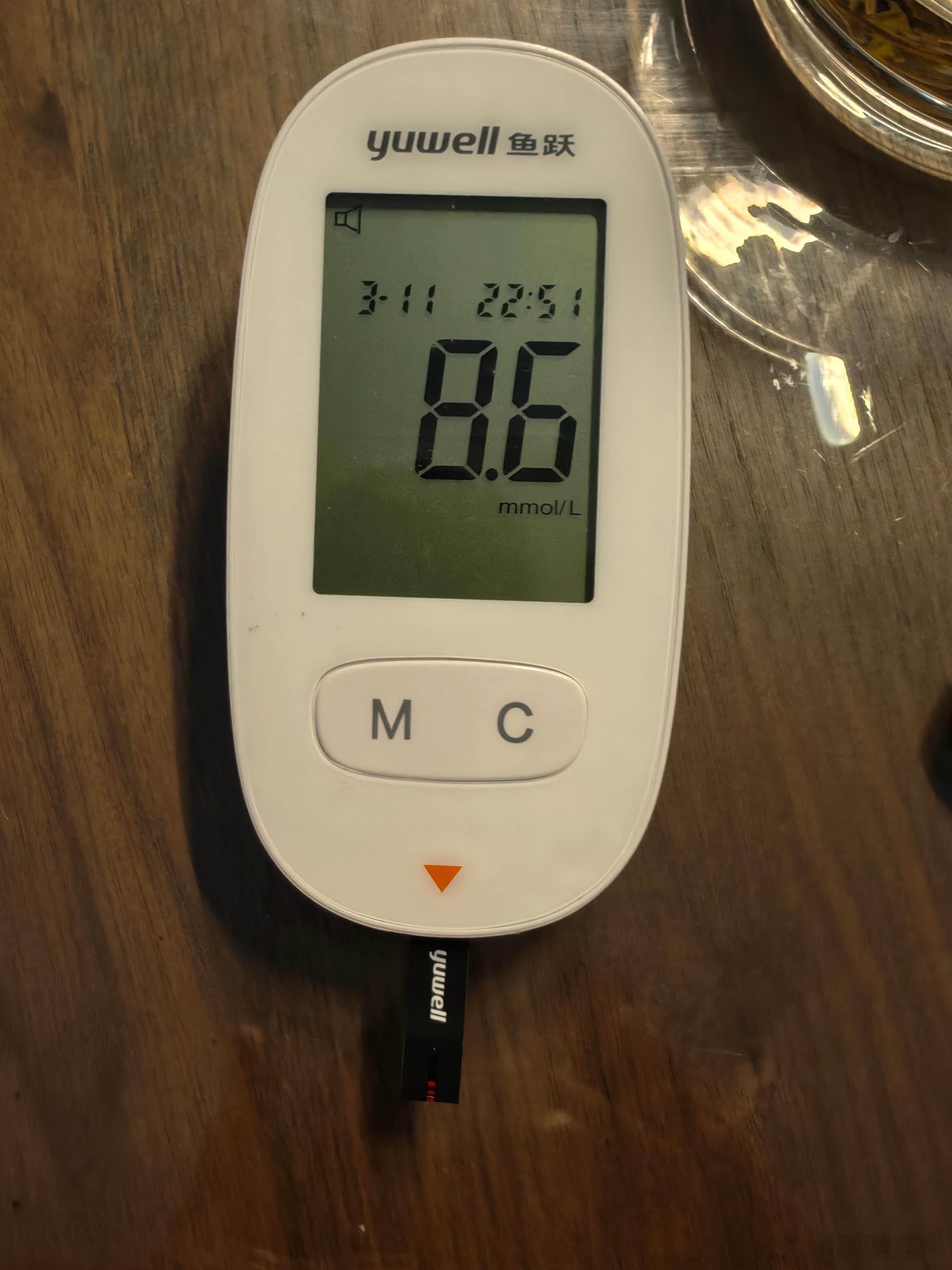 我爸患糖尿病二十多年，目前每日服用达格列净+拜糖平100毫克，之前用过胰岛素