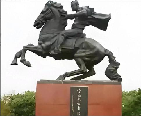 1943年，"汉奸"常隆基给日军中将牵马，趁人不备，他悄悄从裤腿摸出一把短枪，果
