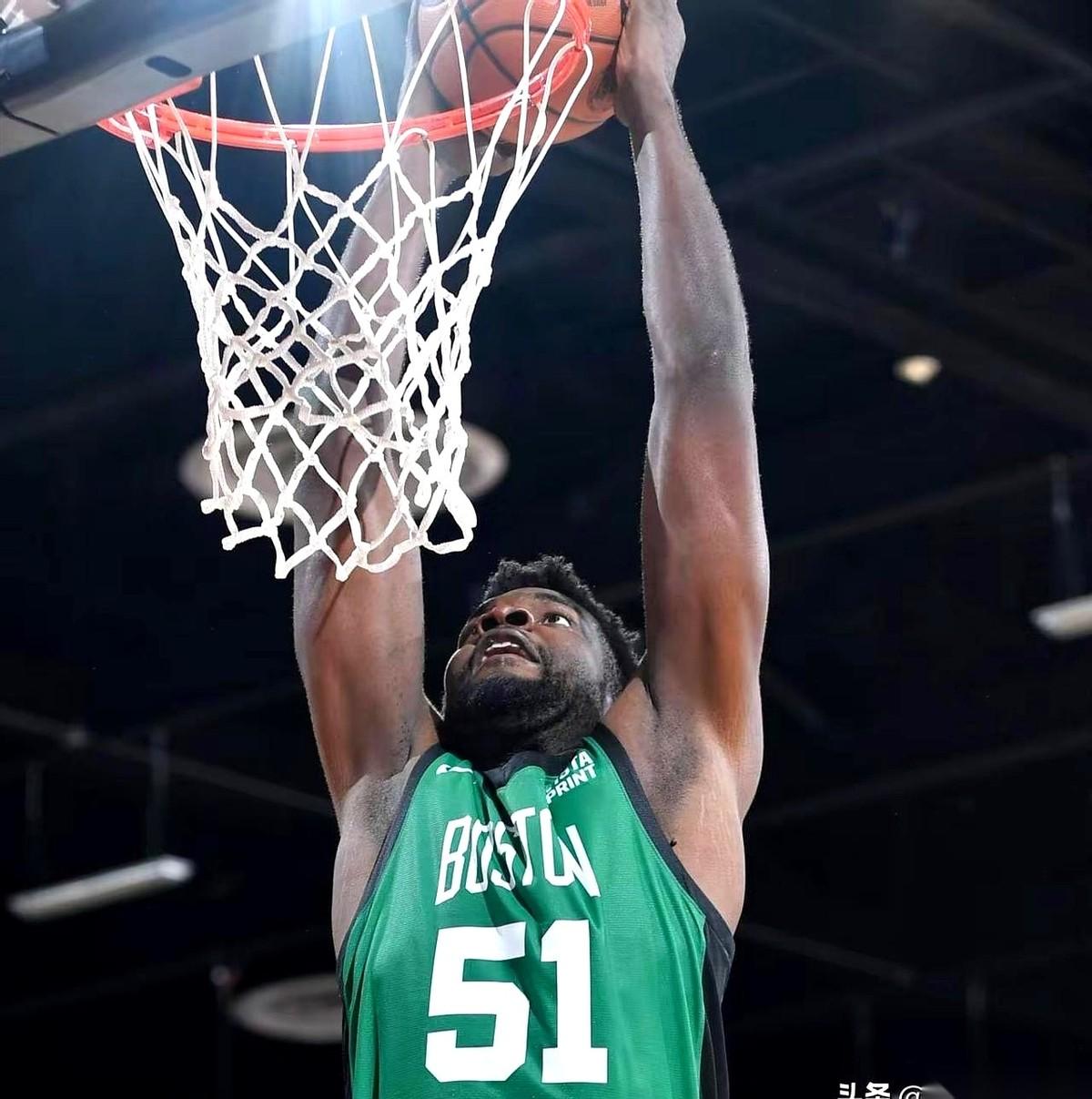 大白边一个人抢了26个板。我们全队，27个。就问你这球还怎么打？脸都不要了。