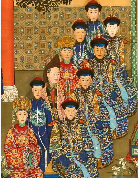 据说这是乾隆妈妈过80大寿时，他的媳妇们集齐为婆婆祝寿的场景。​​​