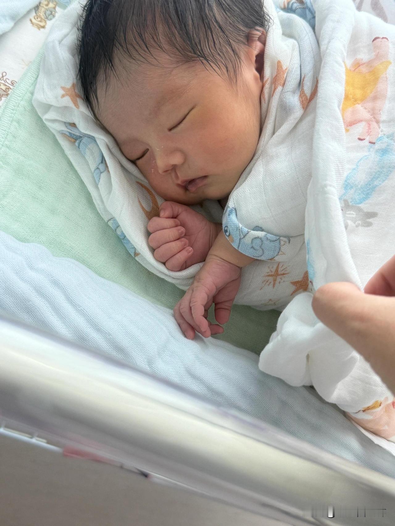 产后第10天依旧以泪洗面怀孕生产一切就像是一场真实又煎熬的噩梦，难产导致宝宝