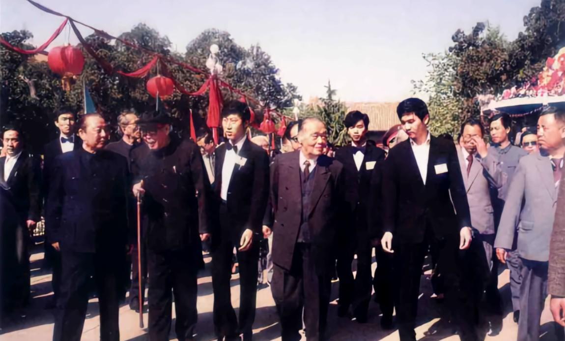乌兰夫、余秋里、李锡铭等同志陪同黄文欢同志参加北京工人文化宫五一游园活动的照片。