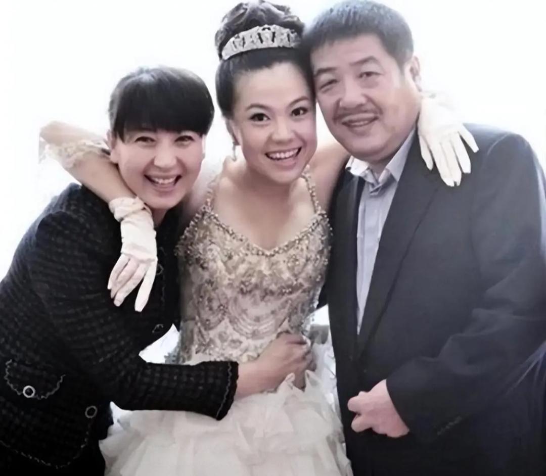 闫学晶家，捅了中戏的窝。儿子林傲霏，继女林傲雪，外甥闫浩博。三个孩子，毕业证