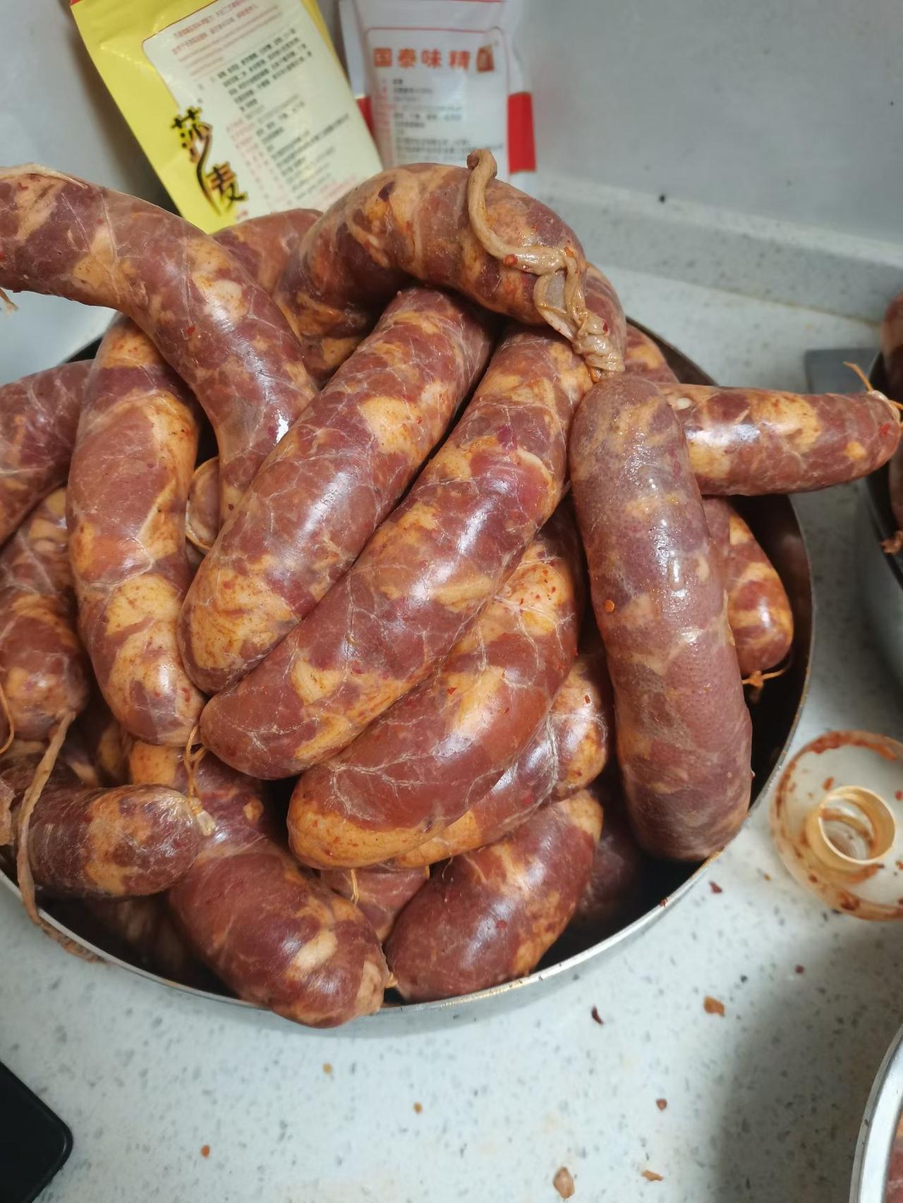 每年一到过年前就是各种加工食材，为过年做准备，今天忙活一下午，从切肉，腌肉，灌肠