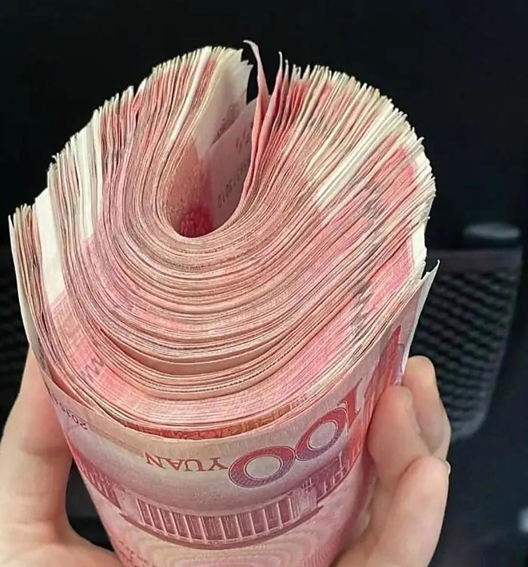 两个月前在邮储存了10万，领了一袋面粉一桶豆油。最近要用钱去取钱，银行工作人员让