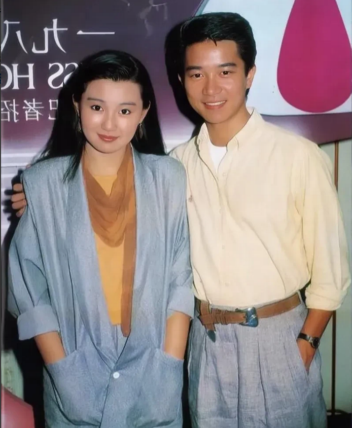 1984年，26岁的陈百强与20岁的张曼玉同框旧照，尽显当年俊男靓女风采
