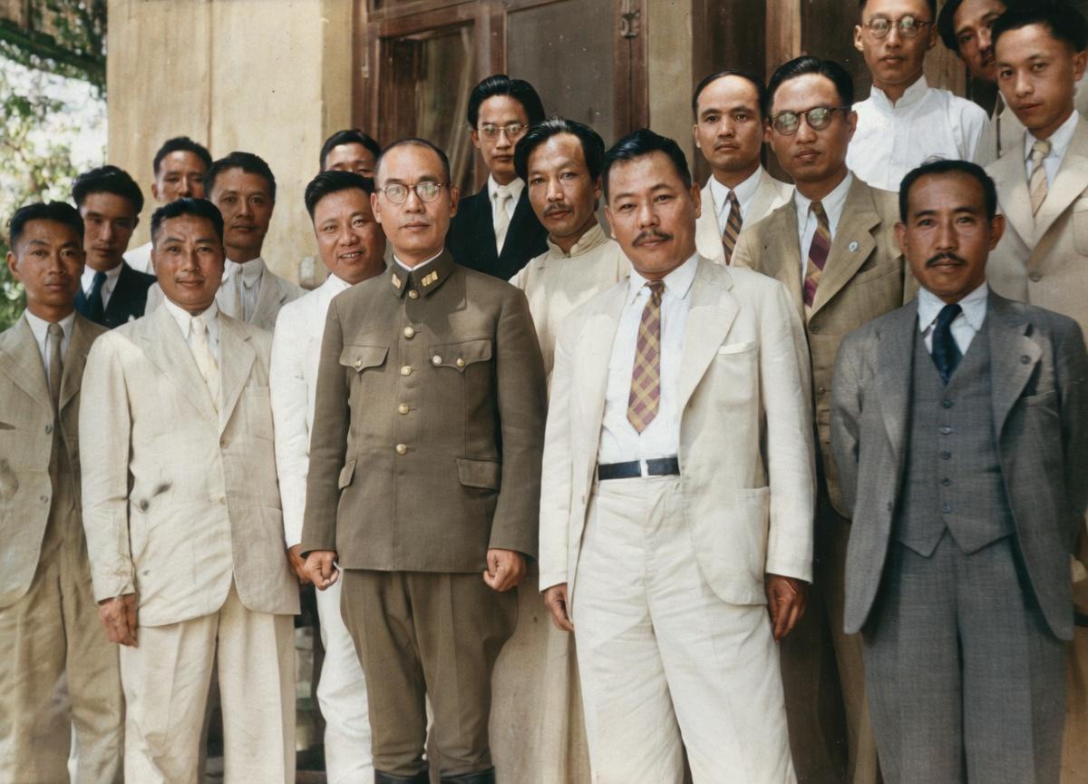 1940年，上海沦陷区，日伪特务核心层合影居中军装者为影佐祯昭，他身兼日本外务