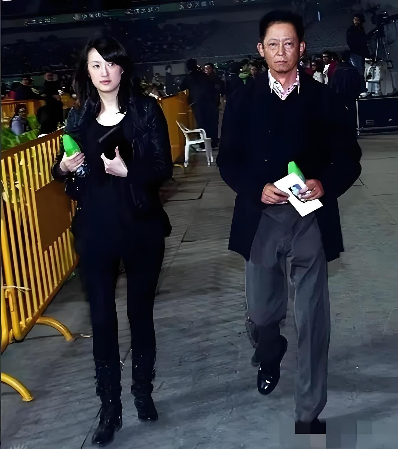 王志文两口子好恩爱啊！老婆长的好漂亮！妥妥的美人胚子一枚！皮肤白嫩白嫩的，超级有