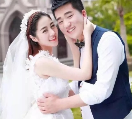 2015年，“王小蒙”毕畅不顾赵本山反对，执意要嫁给身价过亿的富豪，赵本山生气地