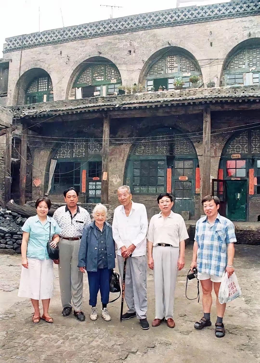 2002年，88岁高龄的核物理学家、中科院院士何泽慧回到祖籍山西灵石两渡镇老宅，