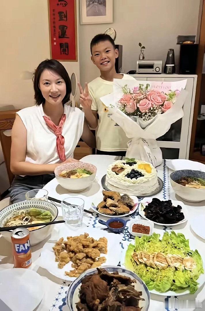 谢杏芳在西班牙别墅过45岁生日，儿子跟林丹长得一模一样​​​