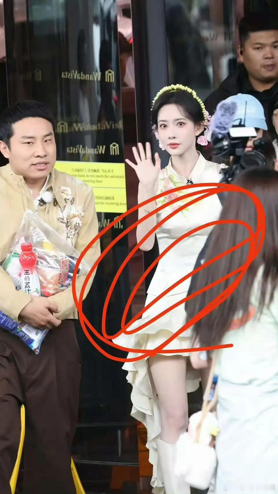 这颜值相对比，孟子义真的狠狠的胜出了。