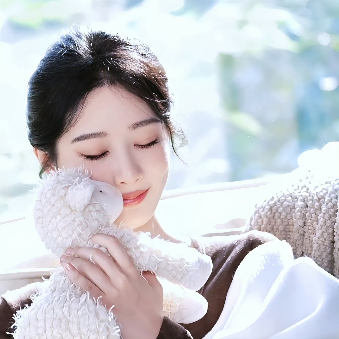 杨紫🌸GIVENCHY纪梵希🌸纪梵希品牌代言人杨紫喜欢裹着很厚的焦