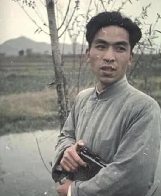 1947年，地下党被处决前婉拒房东送的断头饭：“我吃不下”，房东弯腰轻声说：“这