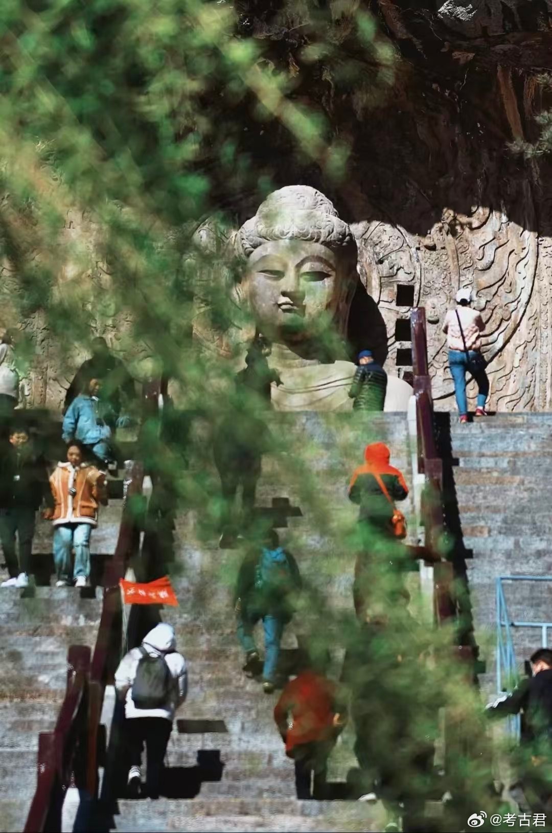 跟着遗址游中国龙门石窟四月洛阳，牡丹如潮，伊水汤汤。趁着清明春假，来一场与千年