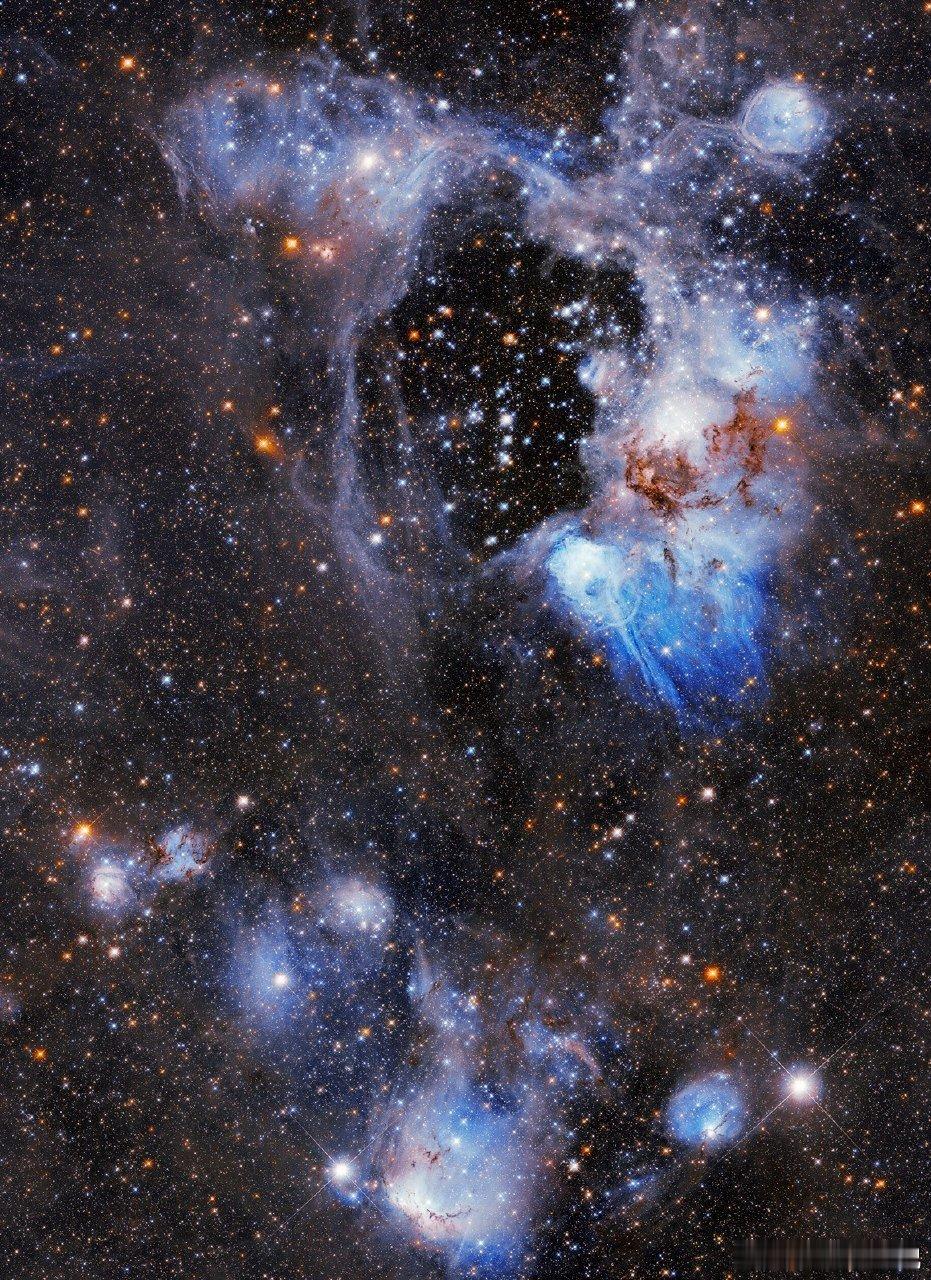 在相距16万光年的邻近星系中，大麦哲伦云孕育着引人注目的N44星云。在其核心处，