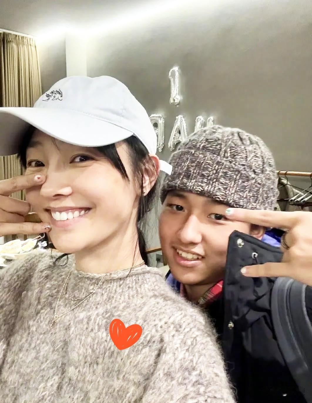 白百何的两个儿子，大儿子叫陈盛桐，小名元宝，是她和前夫陈羽凡生的。这孩子现在