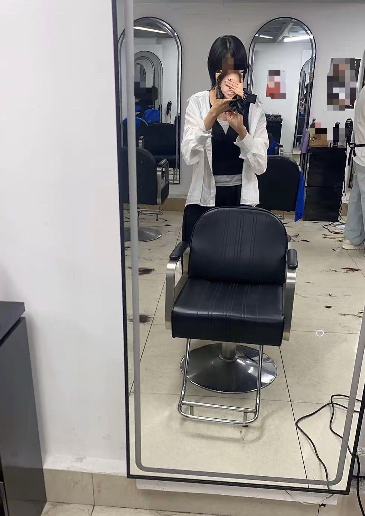 【玉林女子到理发店理发被总监理成大妈】5月8日，网友爆料称：玉林市城区的一女子到