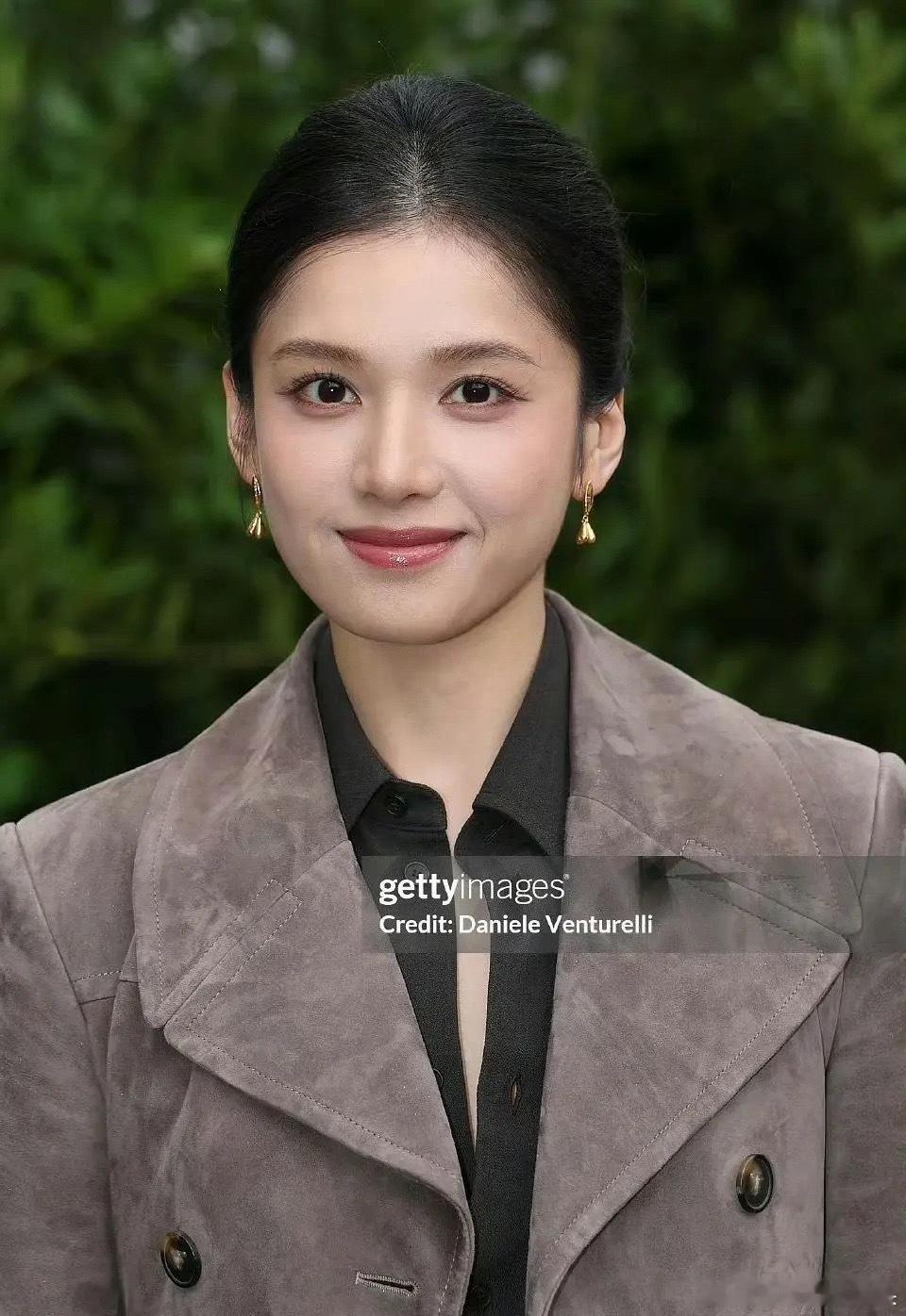 看看对面媒体摄影师的表情就知道拍美仪有多兴奋了