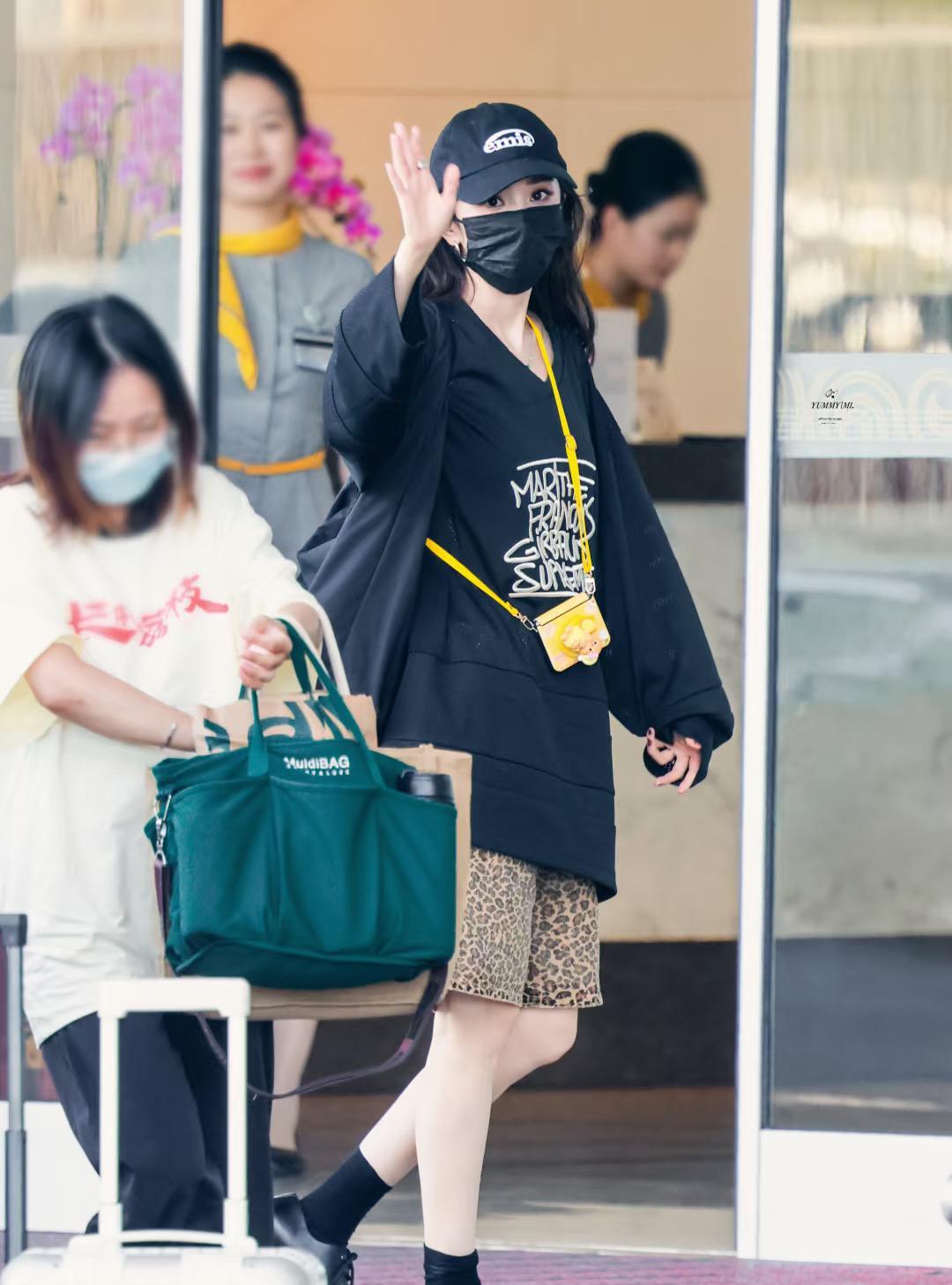 杨幂最新北京岀发长沙，机场街头潮酷运动风穿搭、翔豹纹裤好靓～