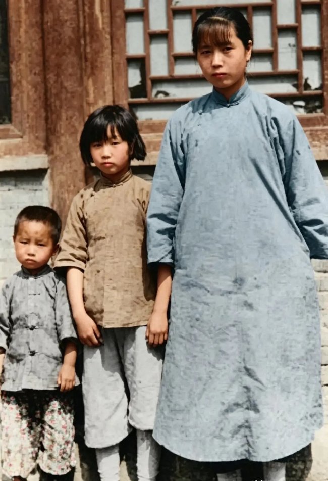 这张照片中三位神情凝重、衣着朴素的孩子，他们生于1910至1920年代，是革命先
