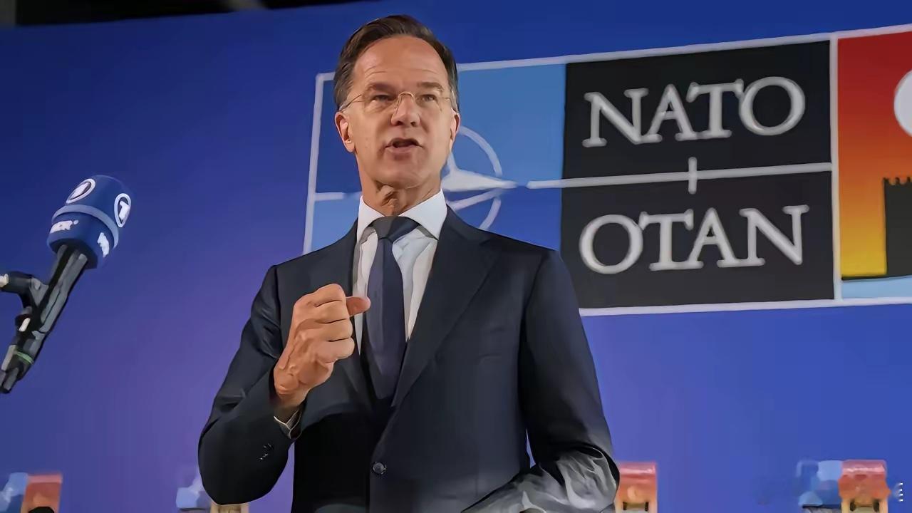 北约秘书长公然点名中国！北约秘书长吕特今天在美国直接摊牌了。他当着所有人的面，把