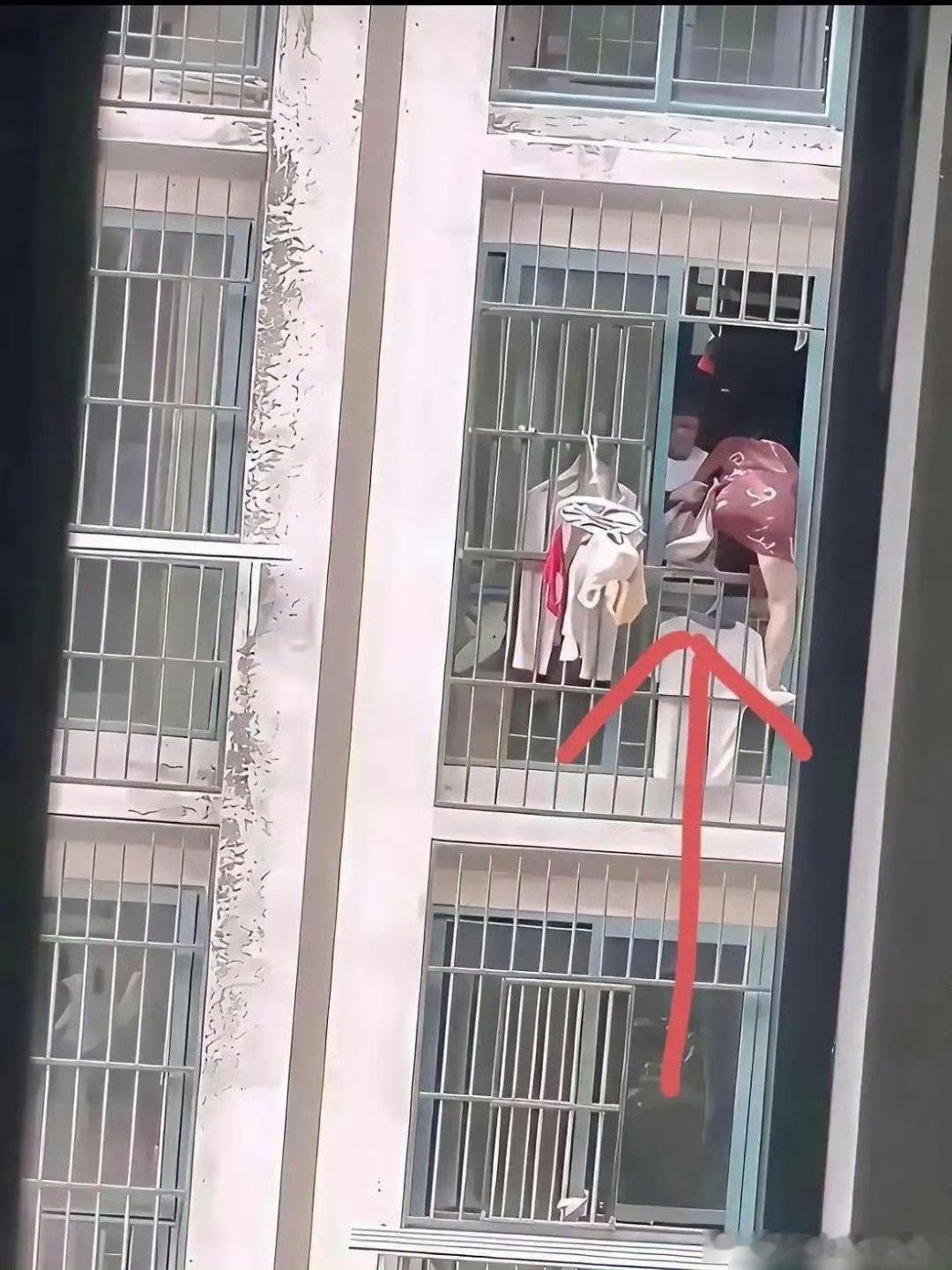 不懂就问为什么楼梯不走要爬窗口​​​