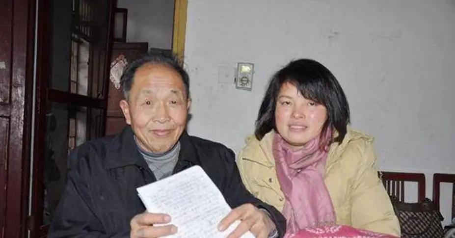 湖南岳阳，38岁年轻女教师，与年长27岁的单身环卫工陈碧波相恋，二人相识时