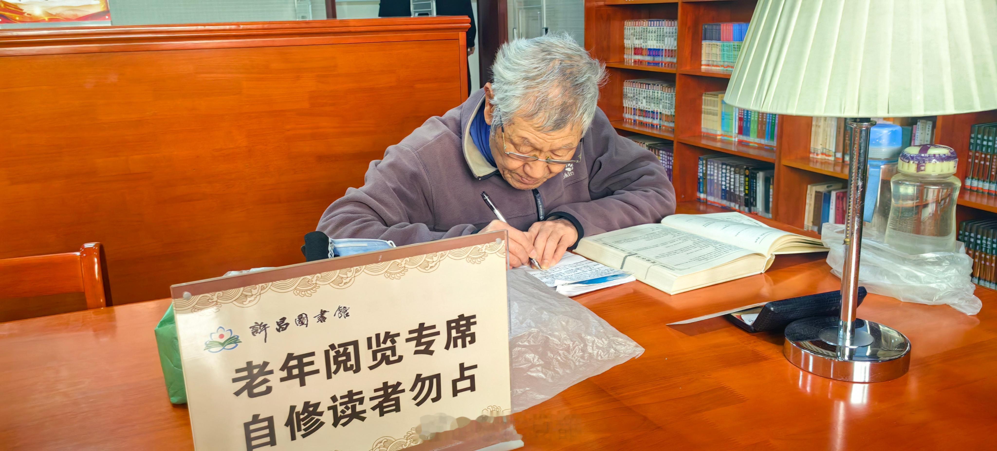 世界读书日如果你感到了迷茫，就去读书吧！如果你觉得很开心，就去读书吧！夜深人静