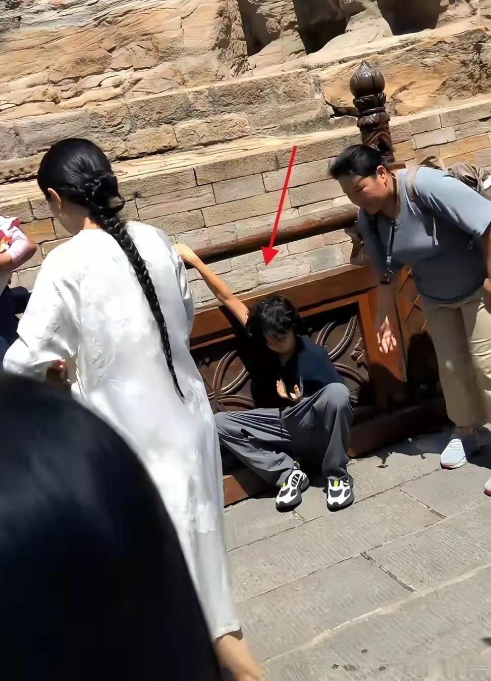 张纪中亲儿子一脚踹养子胸口，杜星霖做法引众怒，夫妻俩人设崩了！​​​