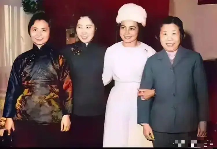 当年陈毅夫人张茜王光美邓颖超与西哈努克亲王夫人在一起时的照片