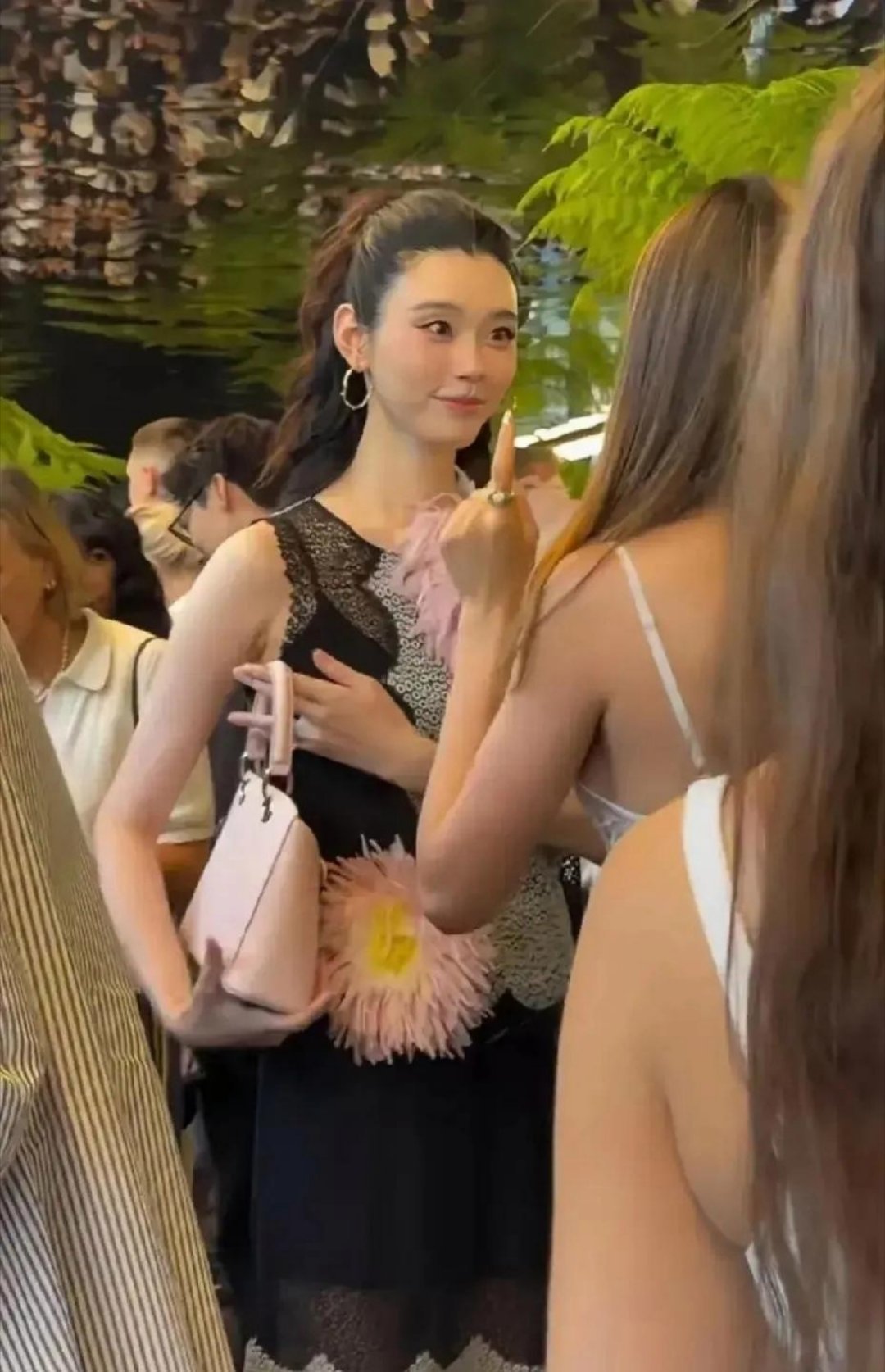 迪奥秀场，奚梦瑶跟谷爱凌正热聊，周围记者镜头一对准，她立马不着痕迹地把手里的包摆