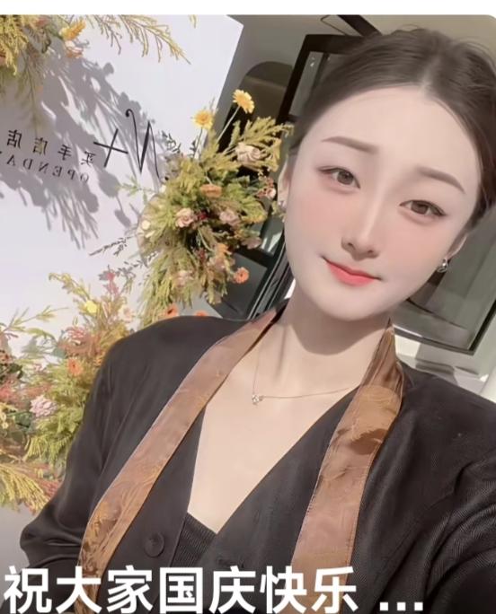 朱之文的前儿媳陈亚楠，一成不变的剪刀手，预示自己生意的红火程度！用了10级美颜