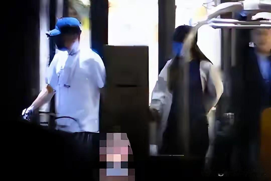文章又有新恋情了？狗仔拍到文章带女友回家，女友长发飘飘气质文静，撞脸姚笛，原来不
