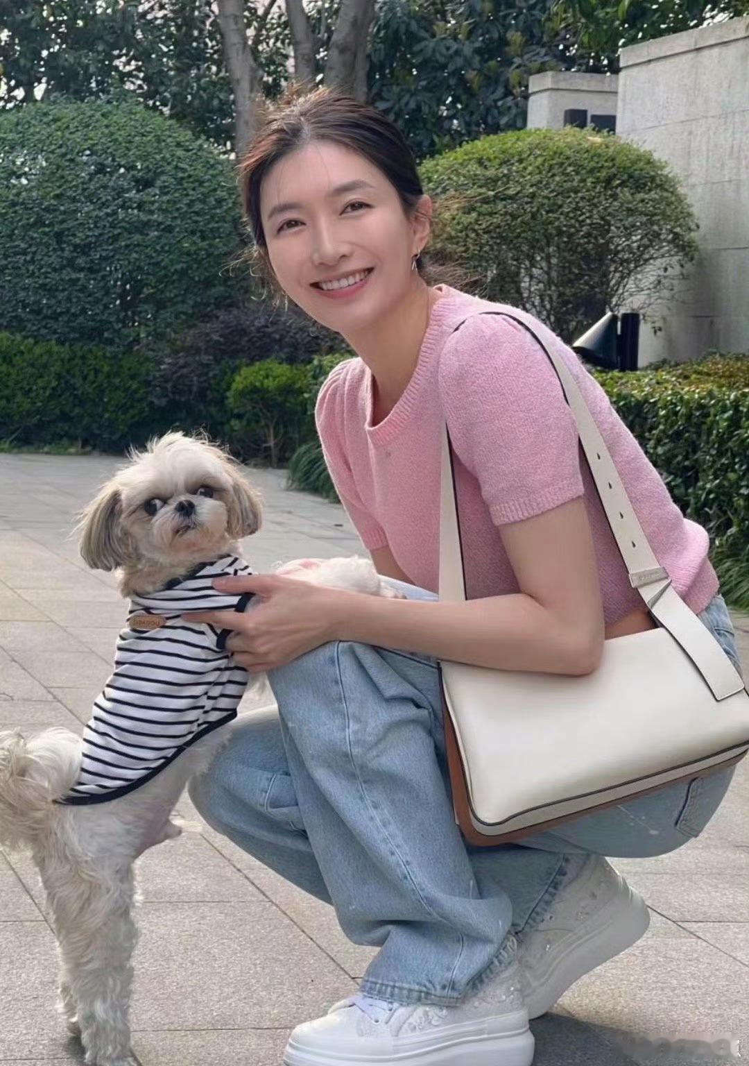 江疏影出门遛狗，她在生活里状态很松弛，像是邻家姐姐。​​​