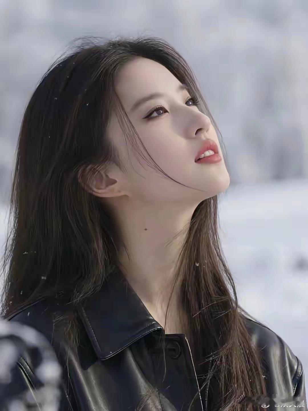 刘亦菲罕见皮衣造型，又酷又飒，原来“俊美”一词用在女明星身上，竟如此贴切！