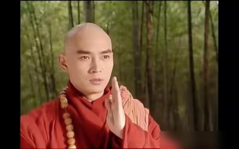 骗了我们30年！你以为赵文卓在《青蛇》里喊的是“大威天龙”？他对着镜头喊的，其实