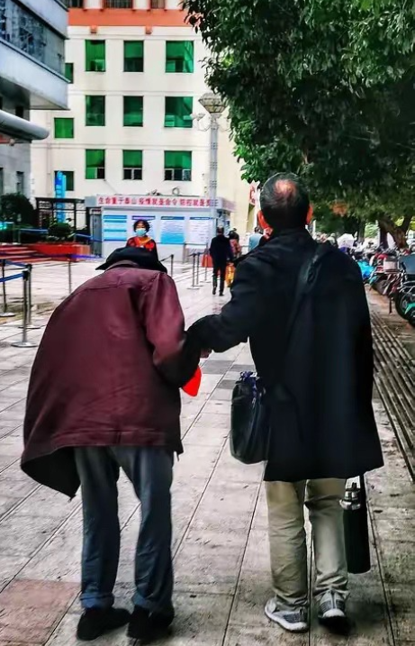 法庭上，56岁的上海妻子把一张月度开支清单摆出来，要求72岁的新加坡丈夫每月支付