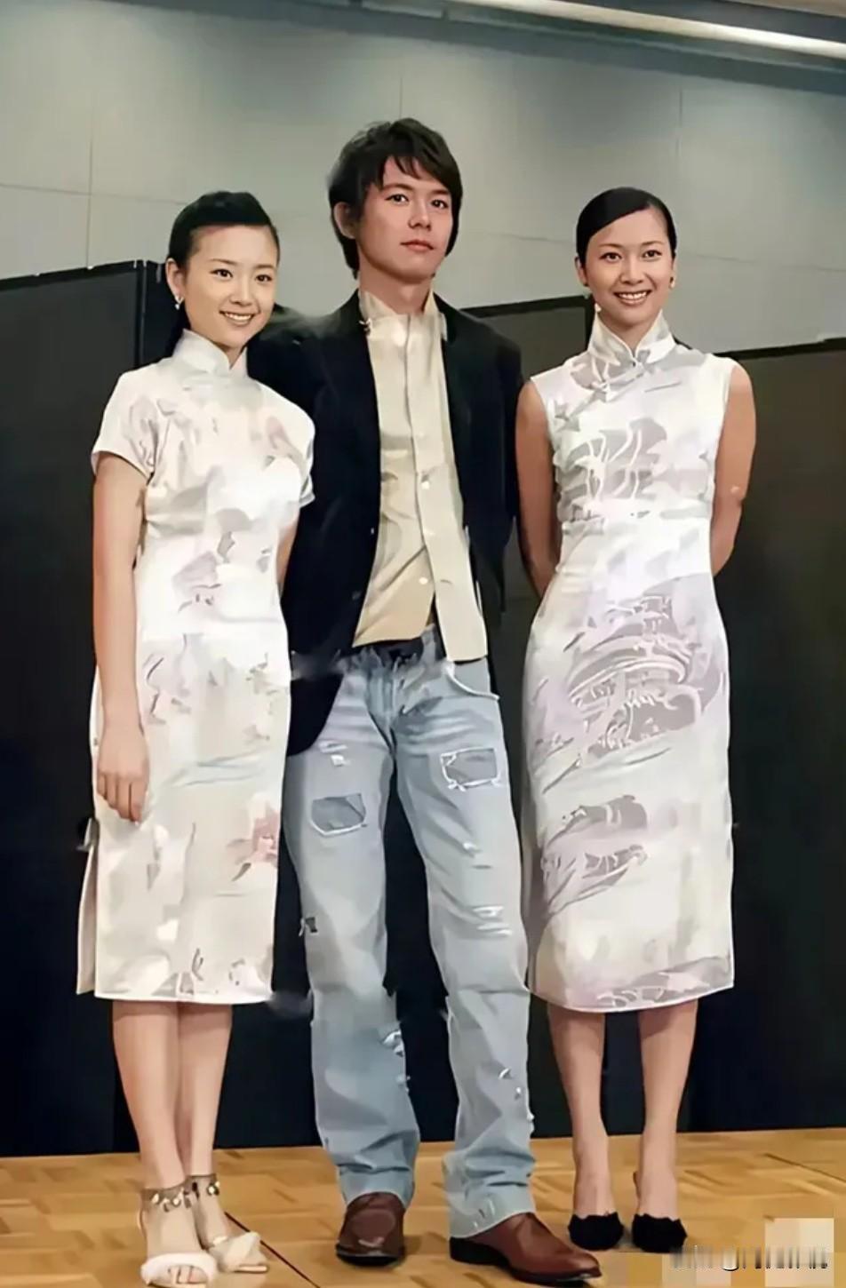 仔细看，左边的董洁笑意粲然，素齿如贝，穿上旗袍显得更优雅自信。右边纤细高挑的徐静