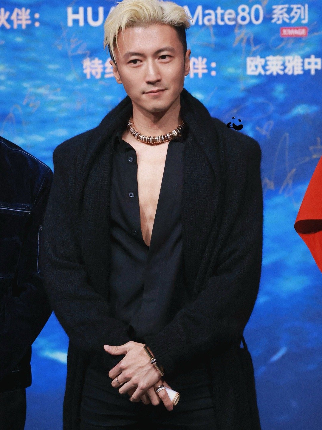 谢霆锋深V露胸肌谢霆锋慷慨且大方微博之夜谢霆锋深V开衫+利落短发，胸肌线条清晰到