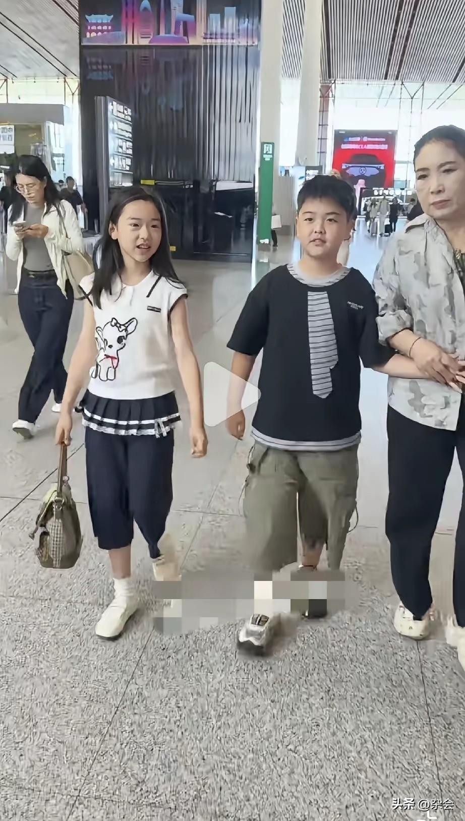 在机场看到董璇妈妈牵着朵朵的手，差点以为是亲姥姥。两个九岁的小姑娘，小酒窝帮朵朵
